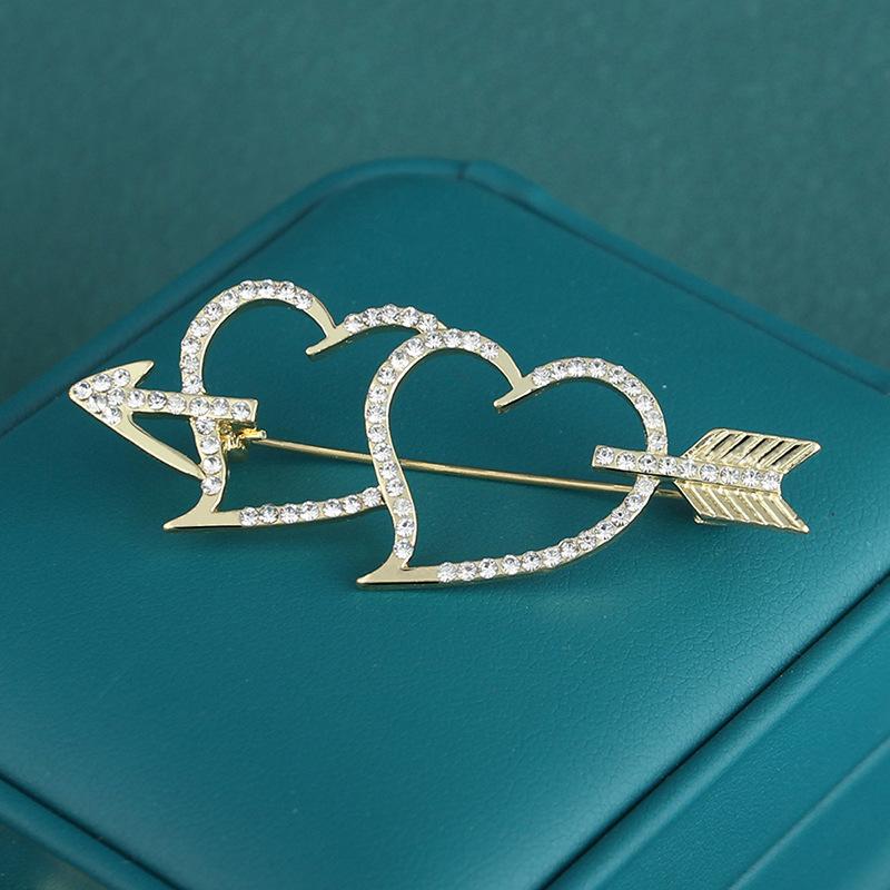 Love brooch female cute heart-shaped corsage one arrow through the heart high-end simple neckline Qixi Festival gift pin decoration