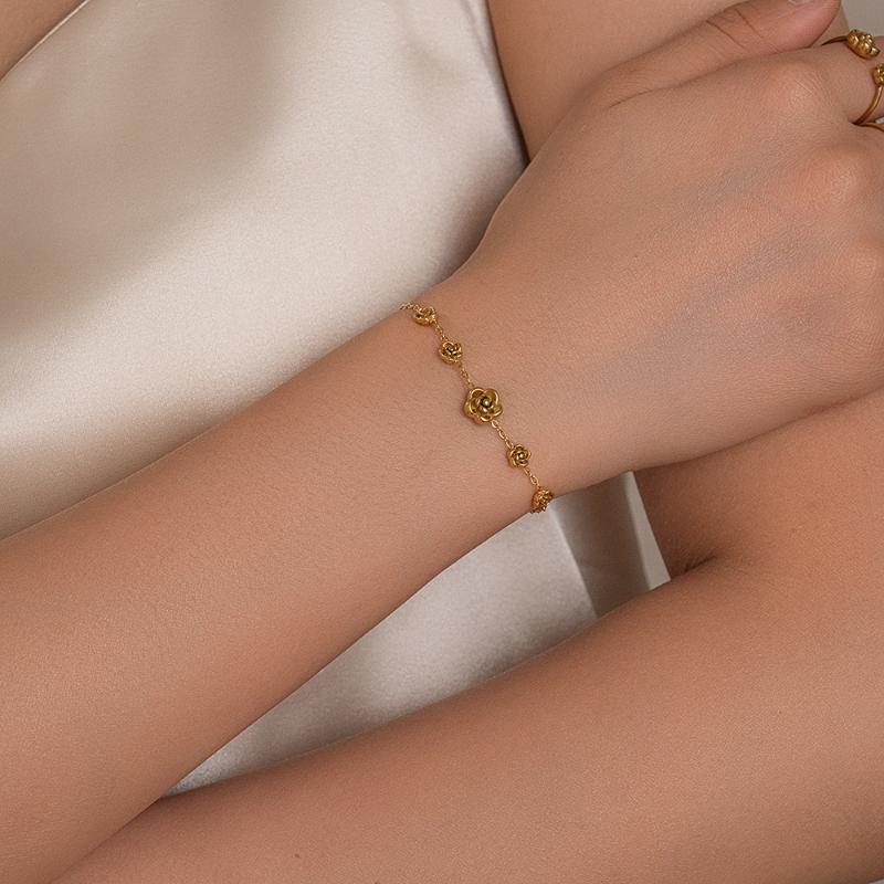 Gold Rose Choker and Bracelet Set for Women Fashionable Accessory Perfect for Gifts