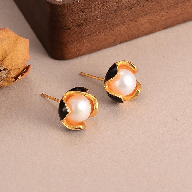 

Natural pearl flower earrings French retro minimalist high-end light luxury temperament new stud earrings literary earrings women