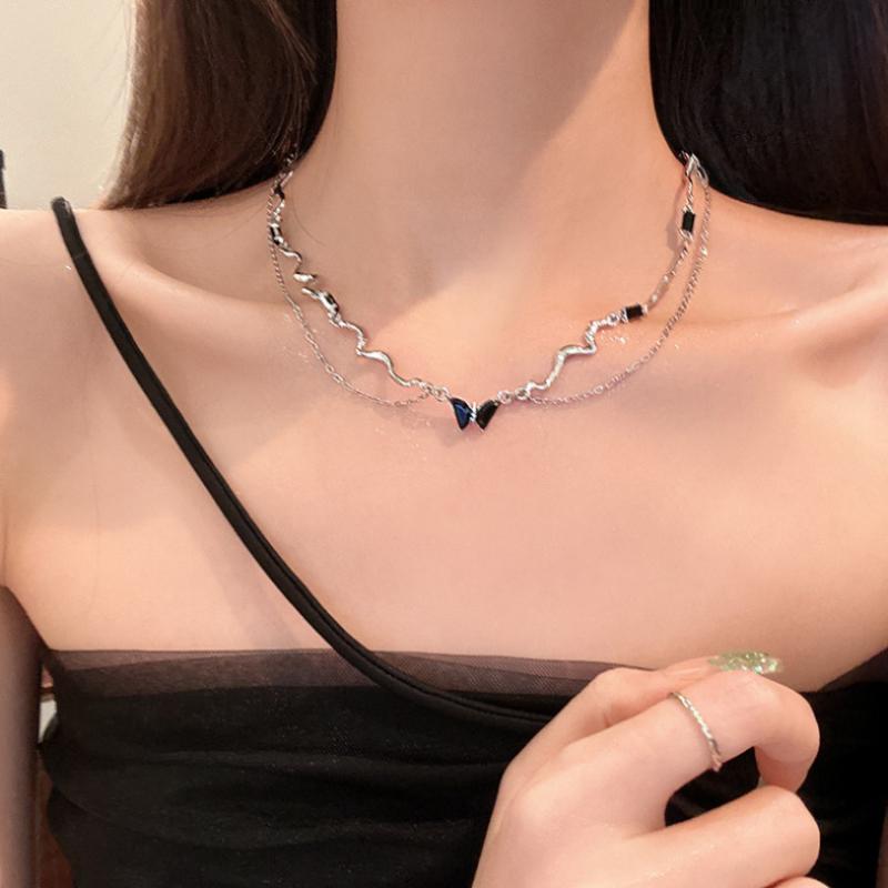 BLINGBAY Collier Pendentif Femme Double Couche Papillon Noir Collier Léger Luxe Hot Girl Clavicule Chaîne Chandail Chaîne Accessoires Bijoux Cadeau