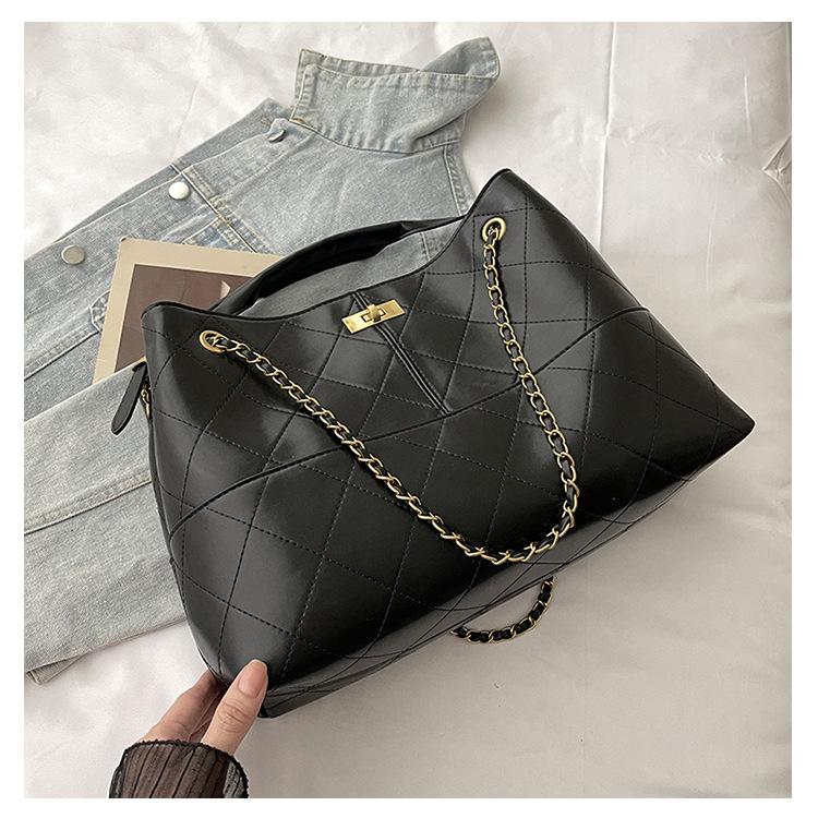 

New fashionable large-capacity women s bag 2025 Xiaoxiang rhombus foreign-style commuter tote bag large-capacity shoulder messenger bag чорний