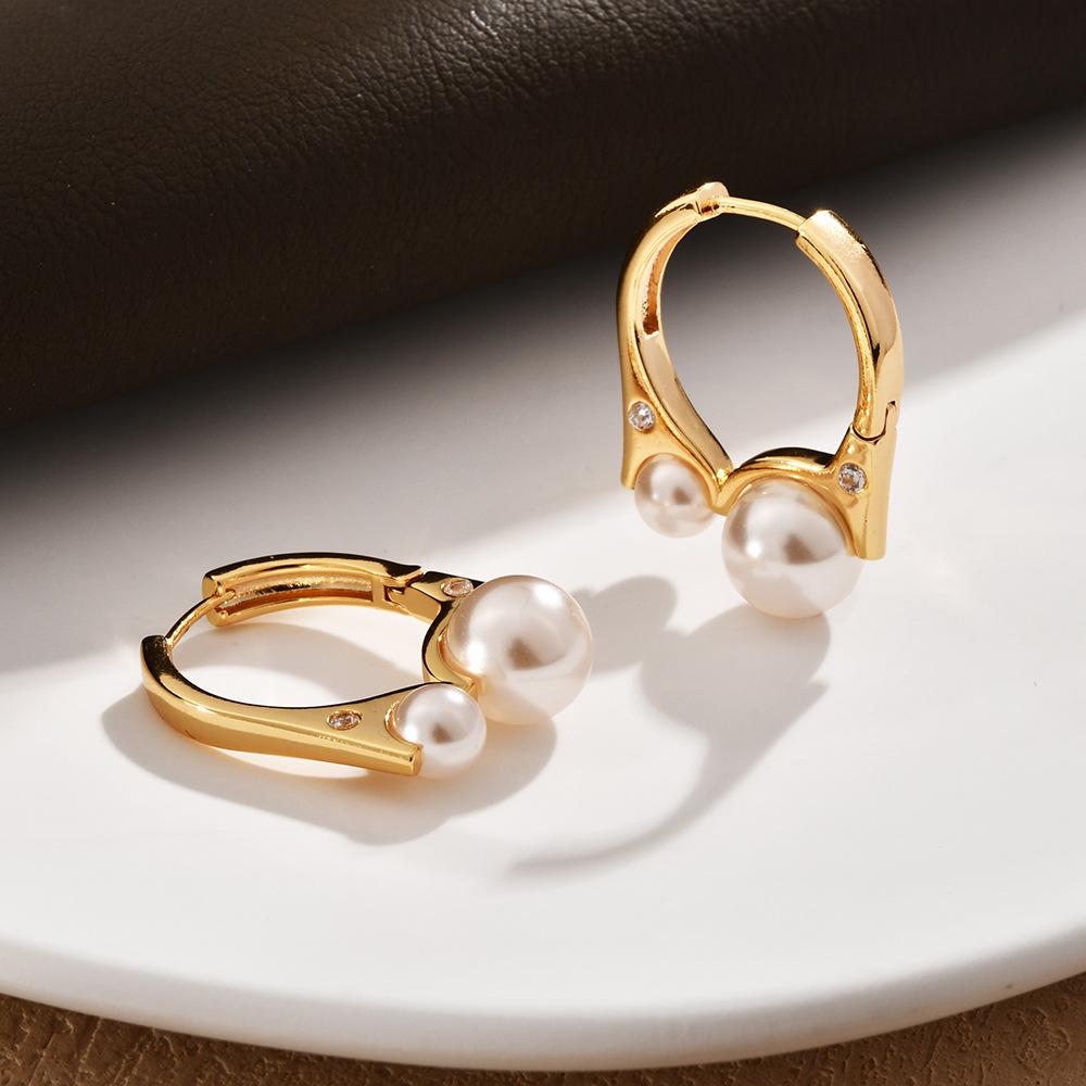 2025 New Niche Design Personalized Fashion Size Pearl Light Luxury High-end Temperament Earrings for Women.