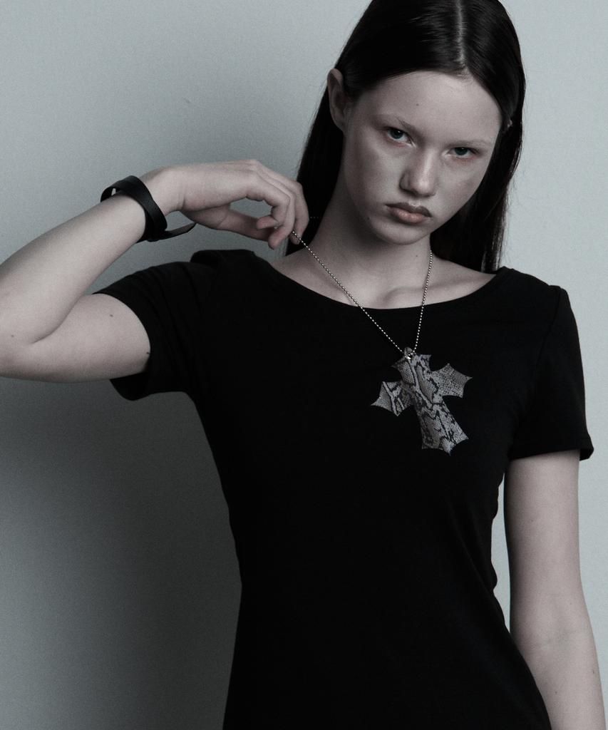 ILLIO Black-Python Cross Necklace T-Shirt