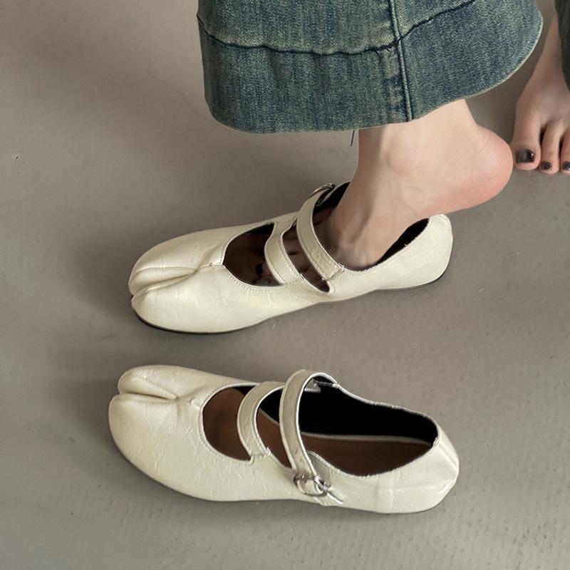 Retro French versatile women's Mary Jane shoes autumn and winter design sense one-word buckle belt shallow mouth single shoes small leather shoes