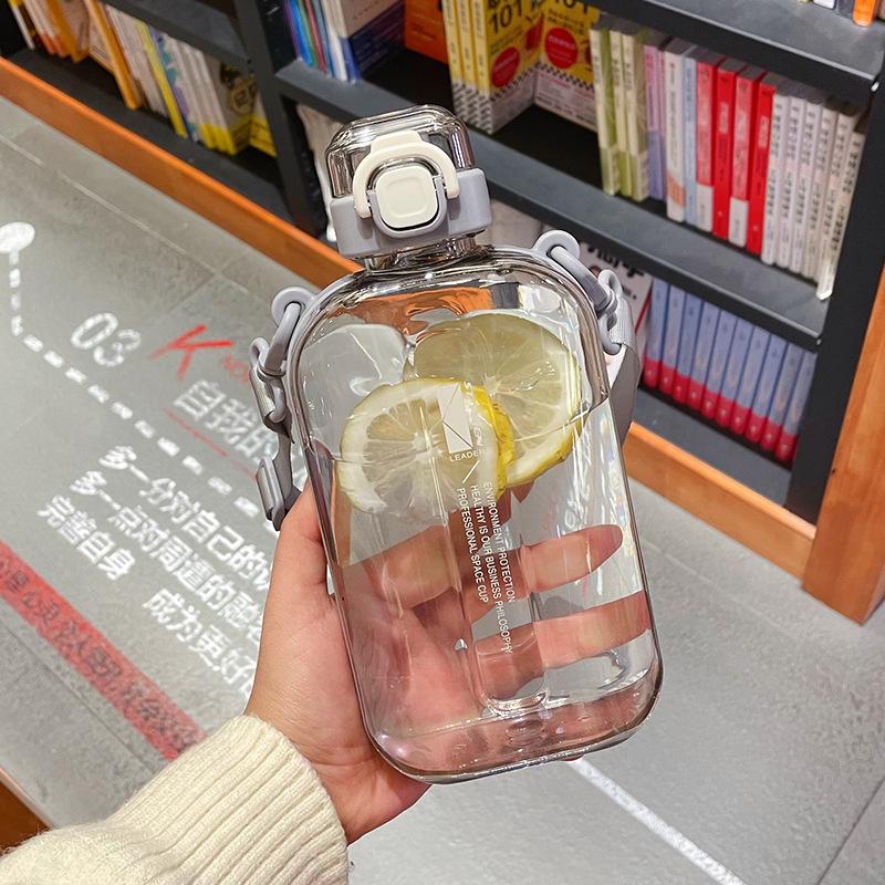 Yibenlecheng Tazza Spaziale Grande Capacità Borraccia Sportiva per Ragazze - Portatile, Design Semplice per Studenti, Plastica Resistente.