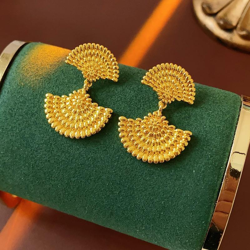 

Silver needle medieval round flower fringed earrings European and American retro metal stud earrings temperament light luxury earrings women