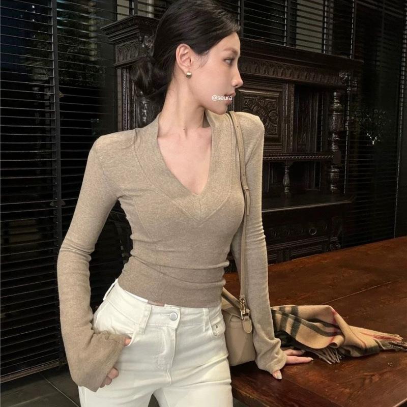 

A Pure and Elegant V-neck Brushed Fleece Base Layer for Women, Paired with A Slimming and Chic Long-sleeved Top for The Autumn and Winter S