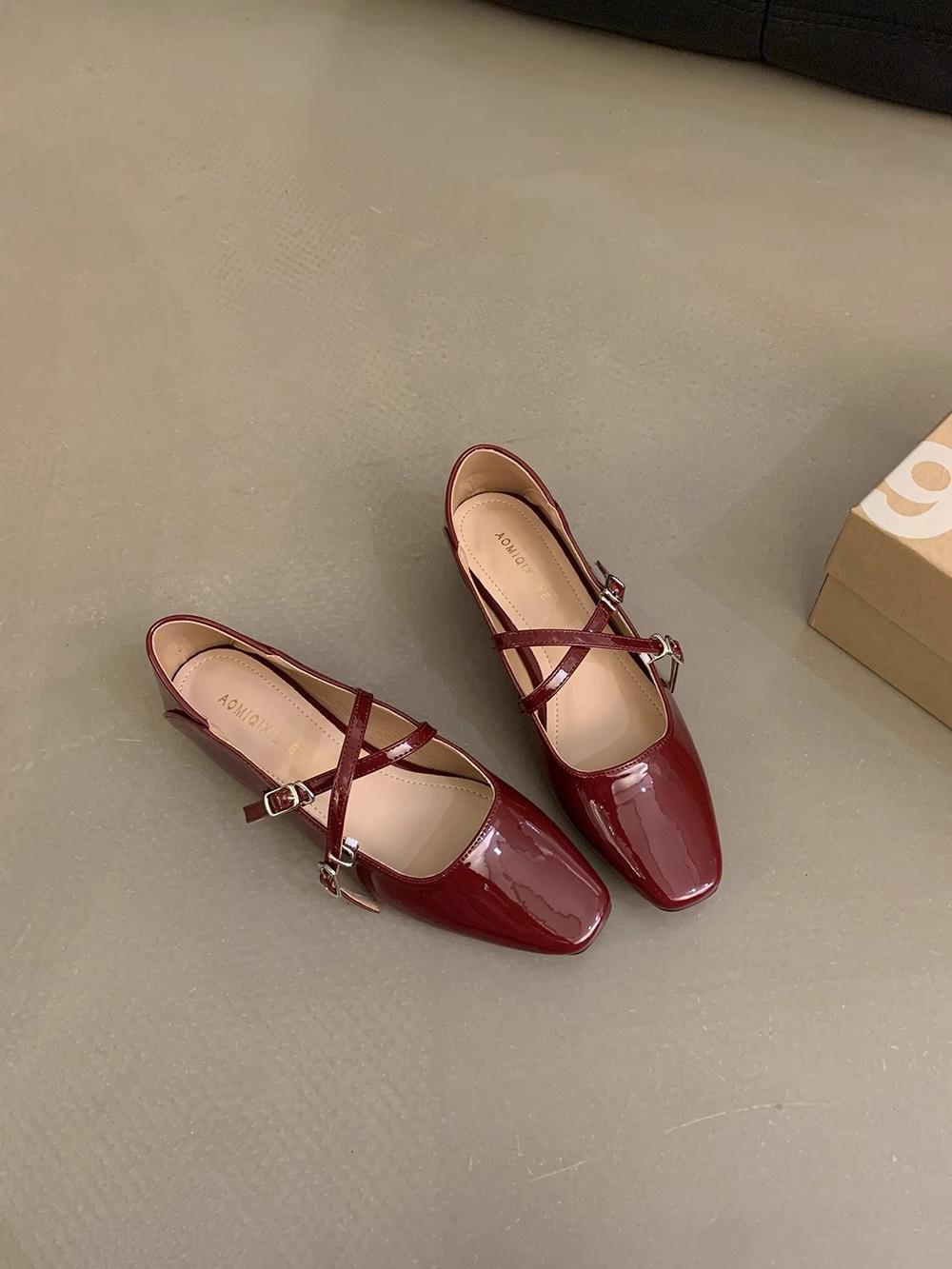 

Korean version of the design sense, light mouth single shoes, small leather shoes, thick heel women s shoes, summer new French retro silver Mary Ja 35 красный