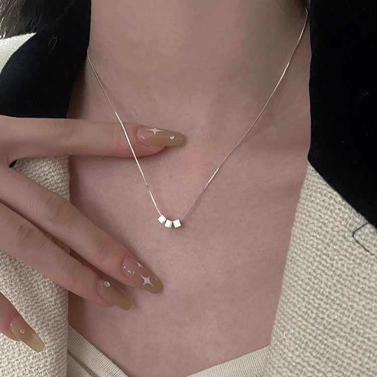 Compact Sugar Cube Necklace Women'S Simple Fashion Niche Exquisite Temperament Versatile Geometric Pendant Premium