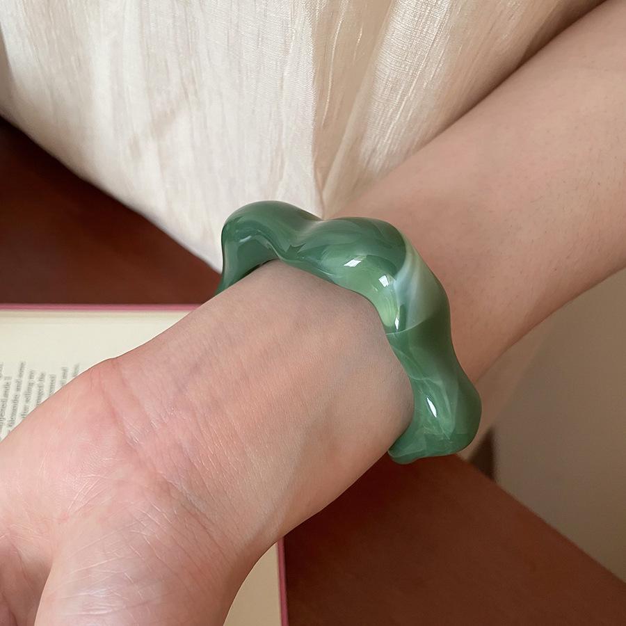 European & American Cross-border Halo Resin Wood Bracelet: Exaggerated, Luxurious High-end Round Bangle for Women.