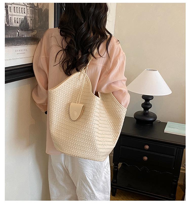 2026 Autumn Korean Woven Texture Bucket Bag - Trendy Large Capacity Shoulder Bag for Women and Kids