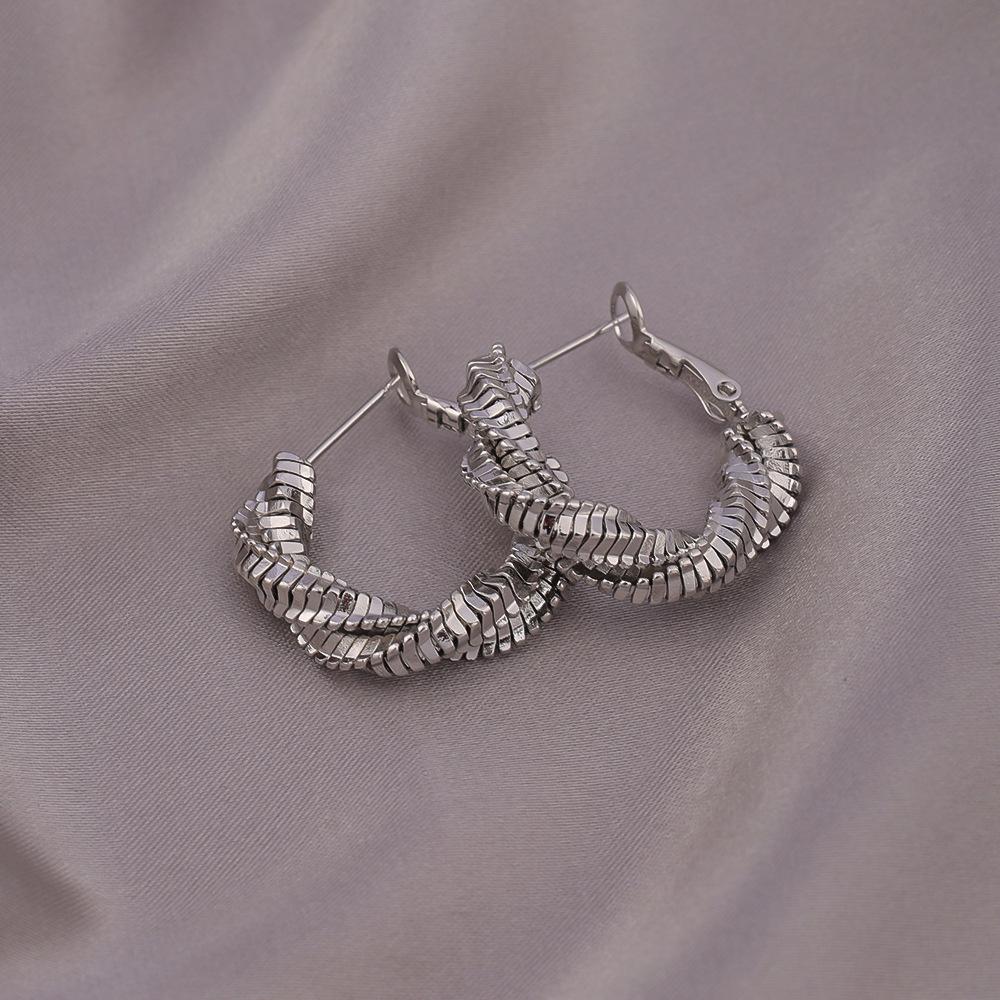 Exquisite Twisted Circle Ear Cuffs: Trendy Multi-Layer Luxury Earrings with High Design Sense.