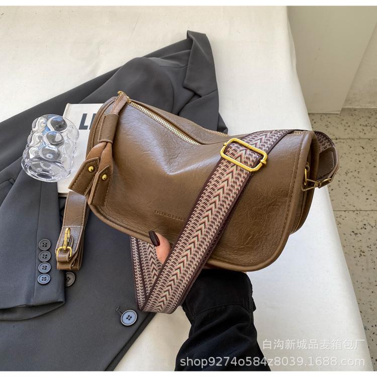 

Fashionable soft cigarette box small bag bag women s 2025 new retro versatile crossbody bag popular commuter shoulder bag