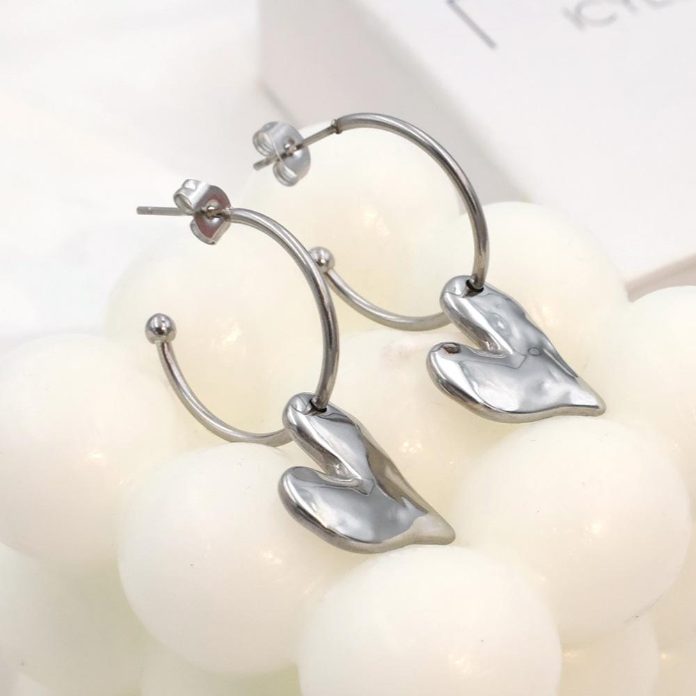 Personalisierte Leichte Luxus Unregelmäßige Pfirsichherz-Ohrringe Damen Nischen-Design Titanstahl Herz-Steckohrringe Ohrschmuck