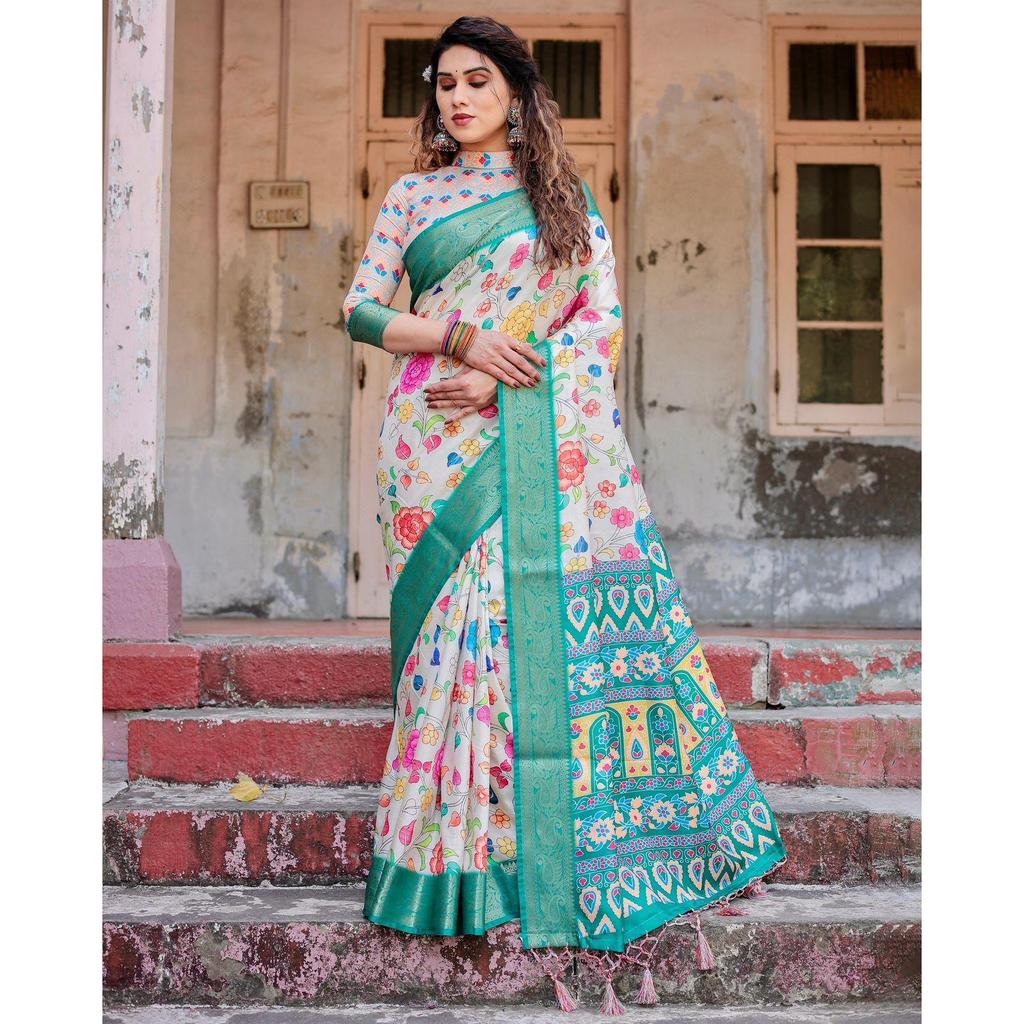 Digital bedruckter Sari aus reiner Seide, der mit seinem reichen Pallu und der aufwendigen Brokatbluse königlichen Charme ausstrahlt.