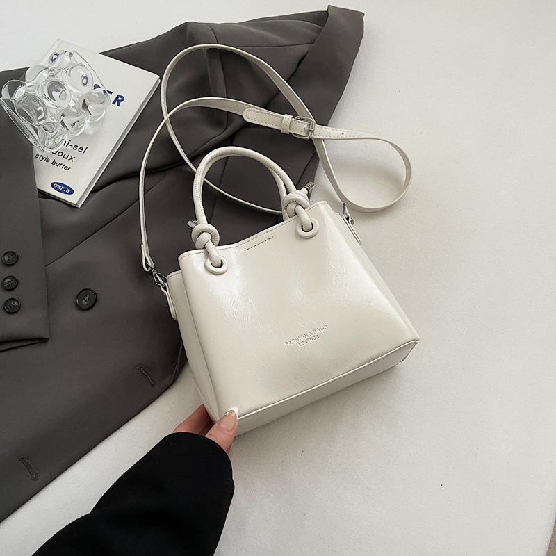 This year's popular retro portable bucket bag, fashionable versatile oil wax leather, high-end commuter messenger women's bag