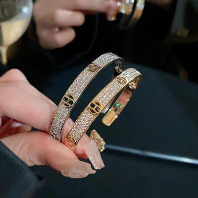 Elegante Bracciale Francese con Fibbia a Lettera in Zirconi: Design di Gioielli di Moda di Alta Gamma, Semplice e Versatile