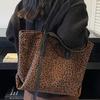 2025 autumn new trendy Korean version of foreign style leopard print shoulder large capacity high value fashion portable tote bag women