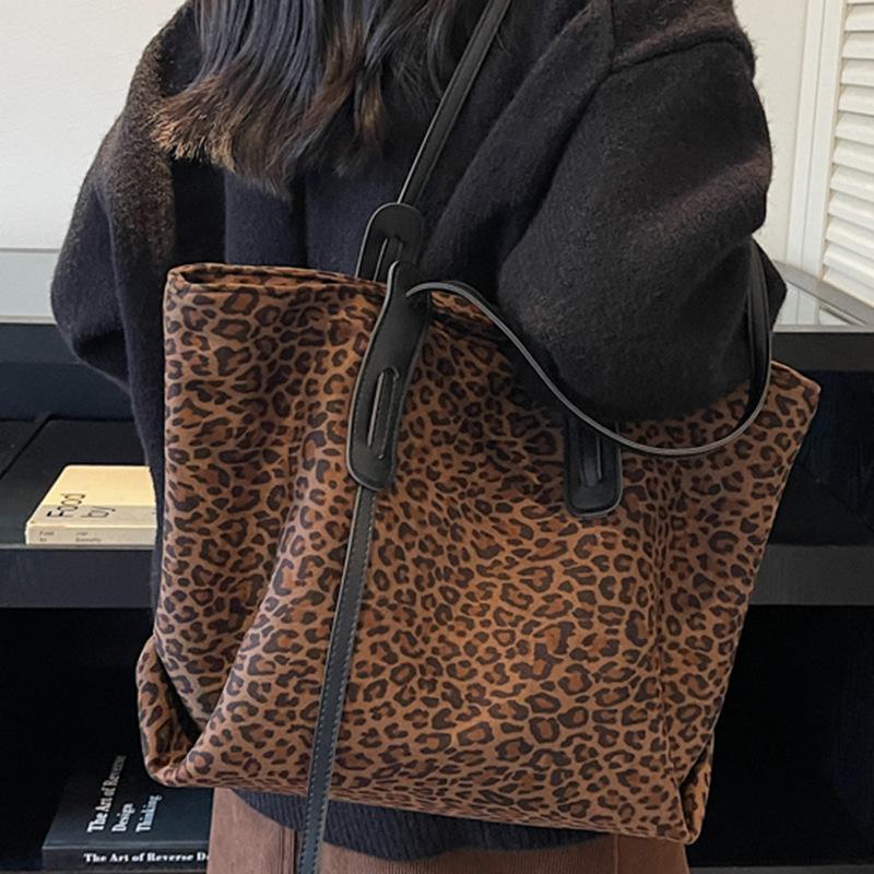 2025 autumn new trendy Korean version of foreign style leopard print shoulder large capacity high value fashion portable tote bag women