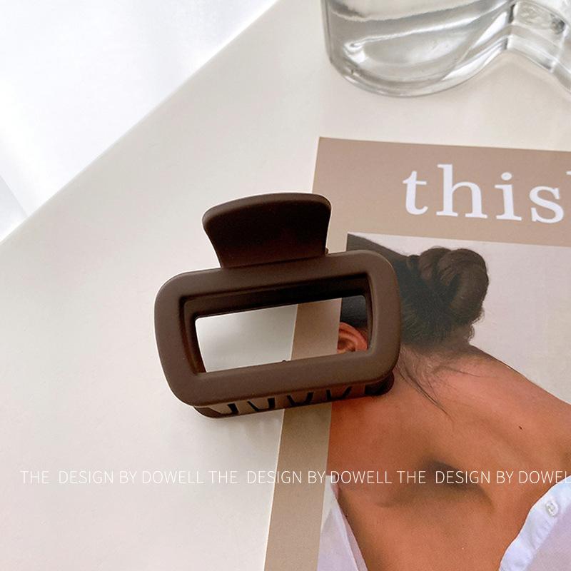 

Трендовая заколка-краб для волос для женщин, отличающаяся стильным красочным желе и матовым дизайном Matte Dark Brown