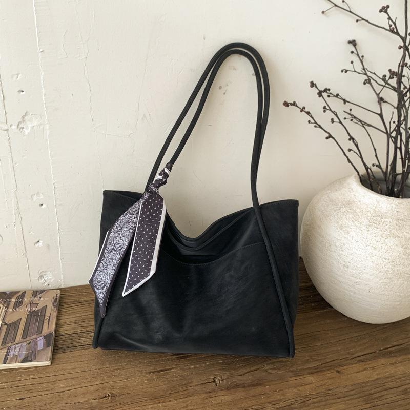 

2026 Popular Tote Bag Versatile Large-capacity Commuter Shoulder Bag Soft Surface Fashiable Simple Underarm Bags чёрный