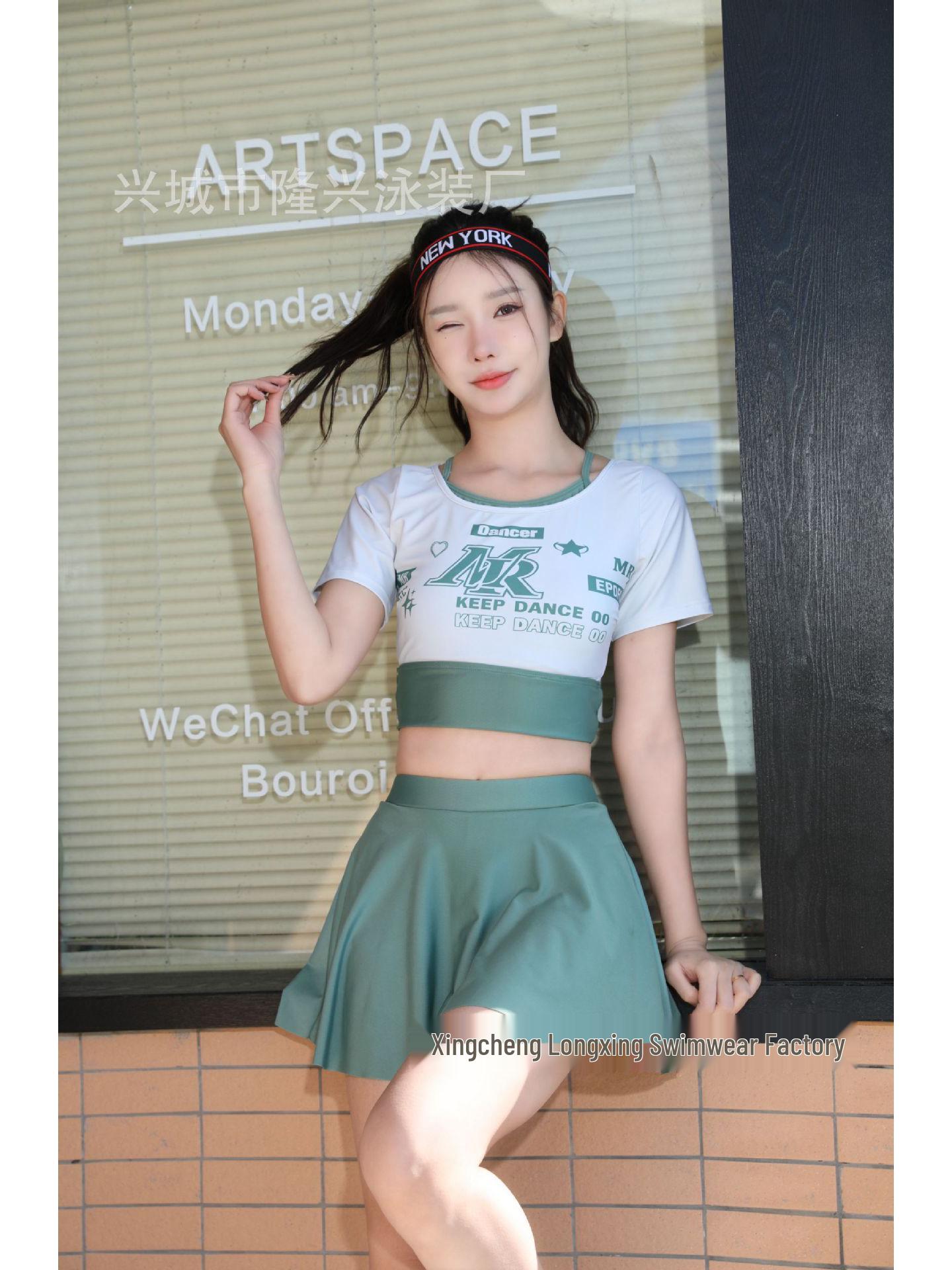 

Купальник «Спортсменка-байкер 2025»: Комплект из двух частей: юбка и топ с короткими рукавами для отпуска на горячих источниках Extra Large зелёный