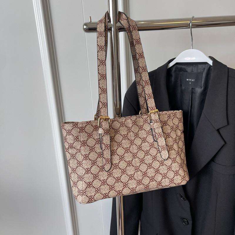 Chic Retro Shoulder Bag Large Capacity Tote Bag For Women Stylish Commuting Brown