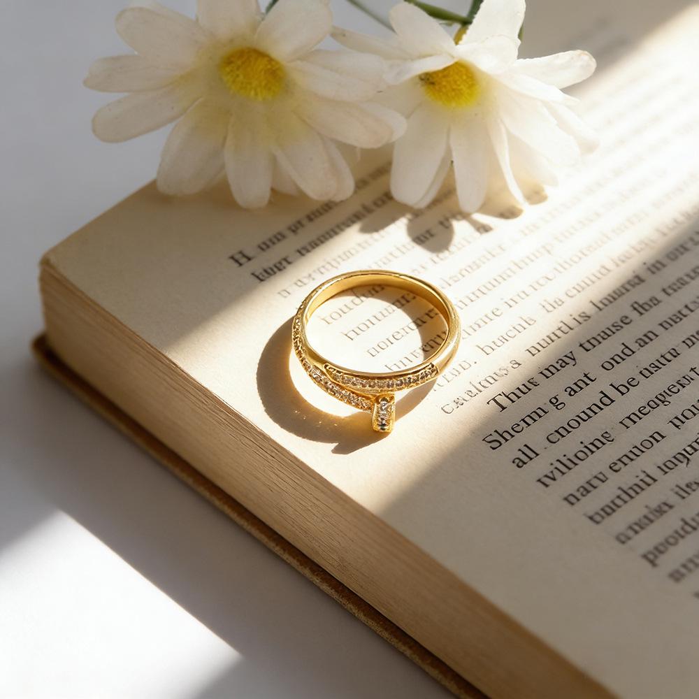 Anello aperto in oro con strass regolabile - Accessorio da donna stile celebrità di internet di lusso leggero