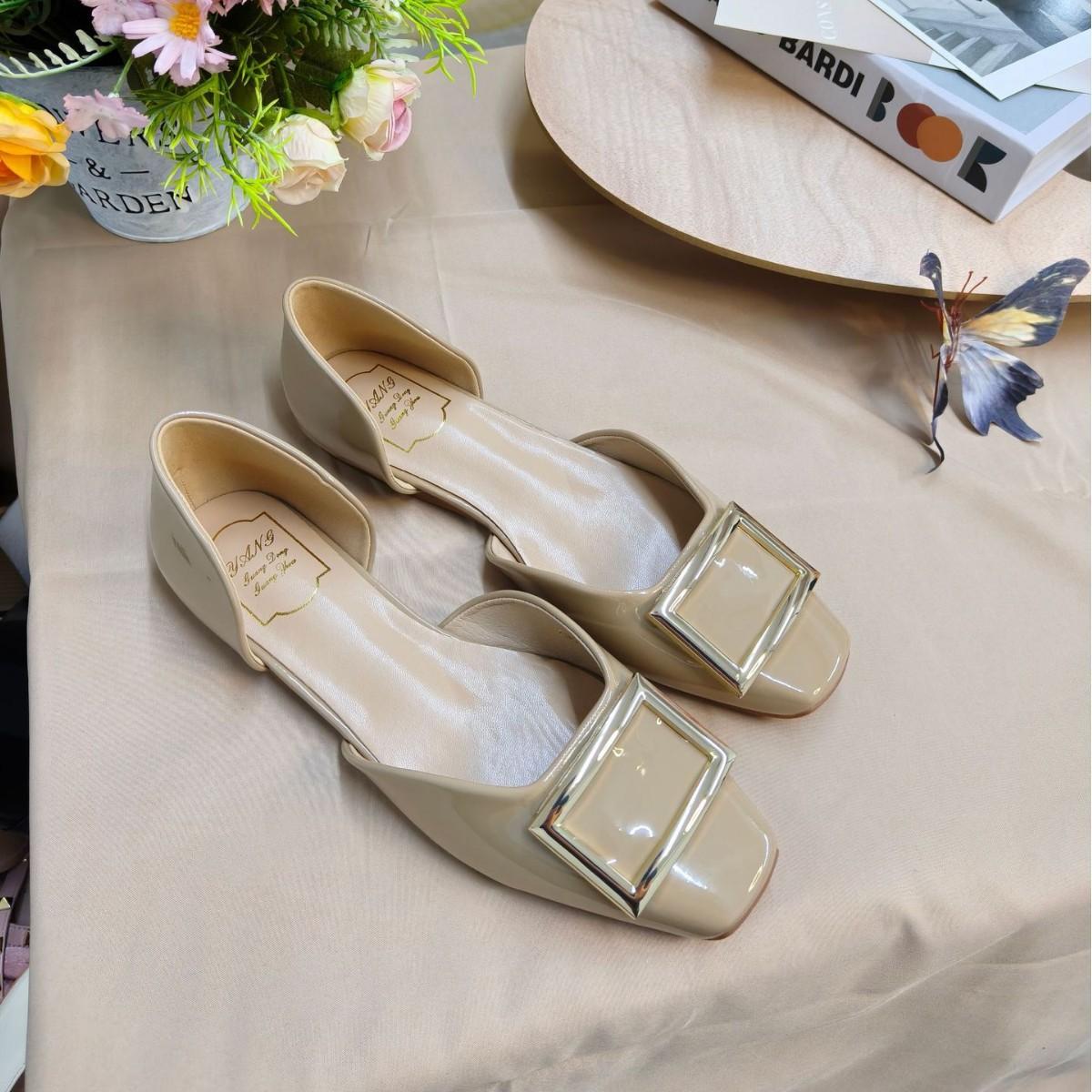 

Spot second hair! Grape mother same shoes commuting RV square buckle patent leather square head shallow mouth hollow flat sole single shoes women s s 40