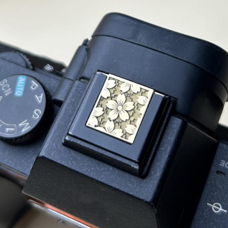 Pulsante di scatto in ottone durevole con motivo floreale inciso per fotocamera XT5/XT30 A7C2 Migliora la presa e la stabilità