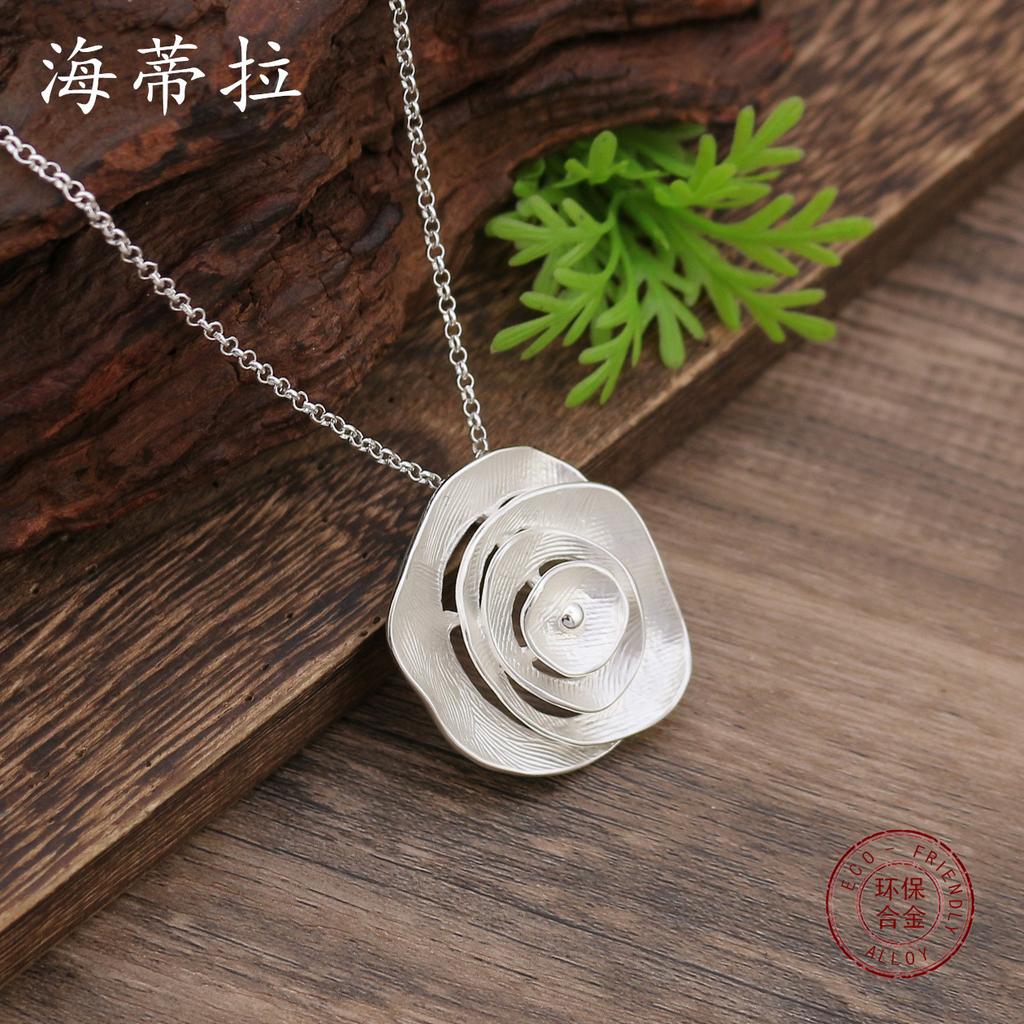New Enamel Hollow Rose Pendant, Women's Simple and High-end Rose Alloy Necklace