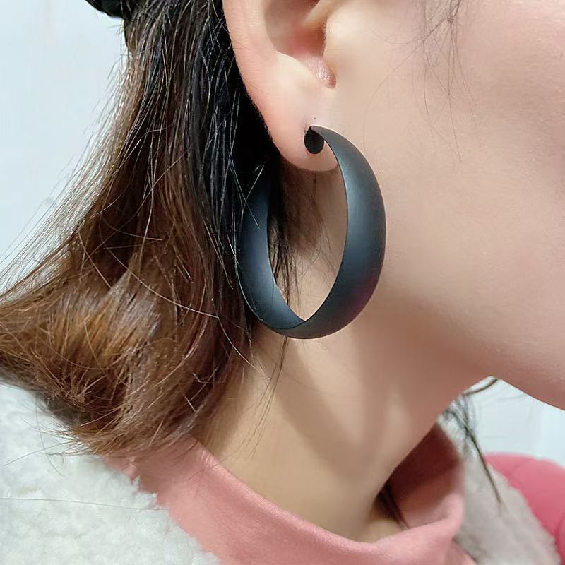 European and American fashion, commuter style, sophisticated earrings, fresh green spray paint, simple geometric circle silver needle earrings for