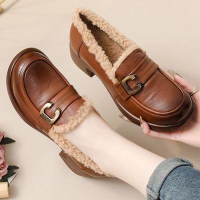 Sapatos de couro pretos pequenos para outono e inverno de 2024 para mulheres, novos mocassins de veludo quentes de sola grossa, estilo britânico da moda para mulheres