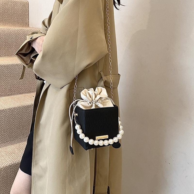 Simple casual shoulder messenger bag, simple bucket bag, women's new fresh and fashionable casual simple handbag