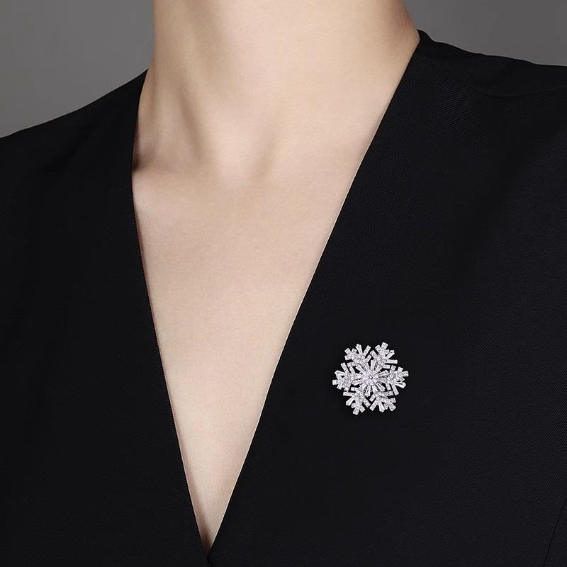 Luxurious and Auspicious Brooch High-end Women's Exquisite Rotating Snowflake Brooch Niche Design Sense Corsage Suit Accessory