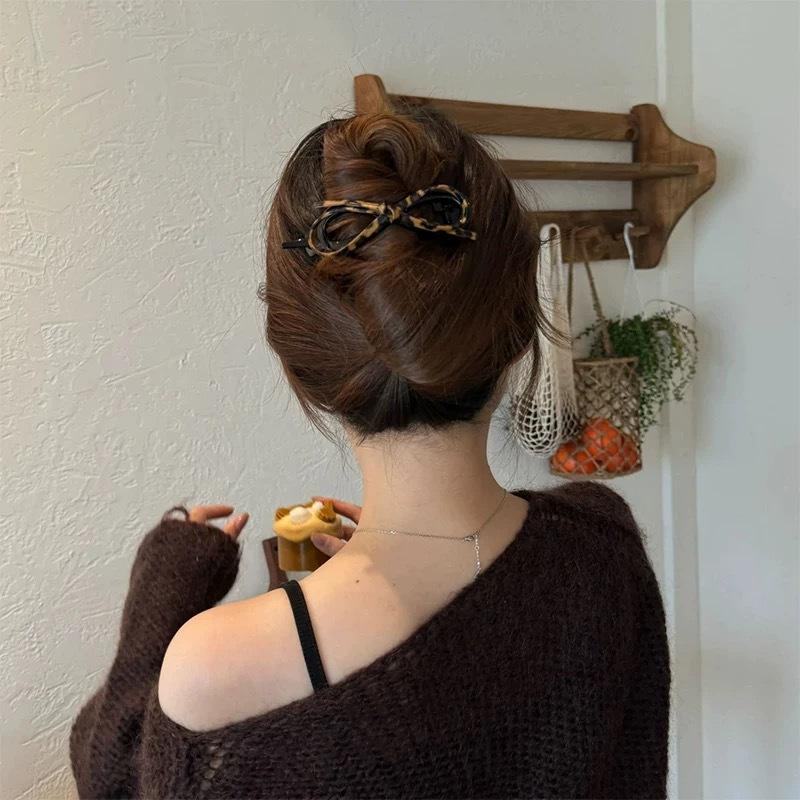 

Заколка для волос с леопардовым принтом — это большая прическа «пучок» на затылке с заколкой-твист, расположенной прямой линией. Leopard print bow