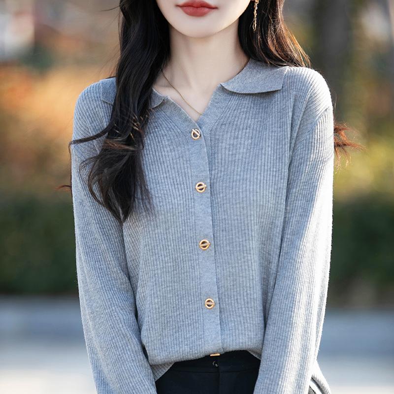 Lekki kardigan damski wykonany w 50% z wełny i w 50% z jedwabiu morwowego – uniwersalny sweter na 4 pory roku zapewniający całoroczny komfort i styl