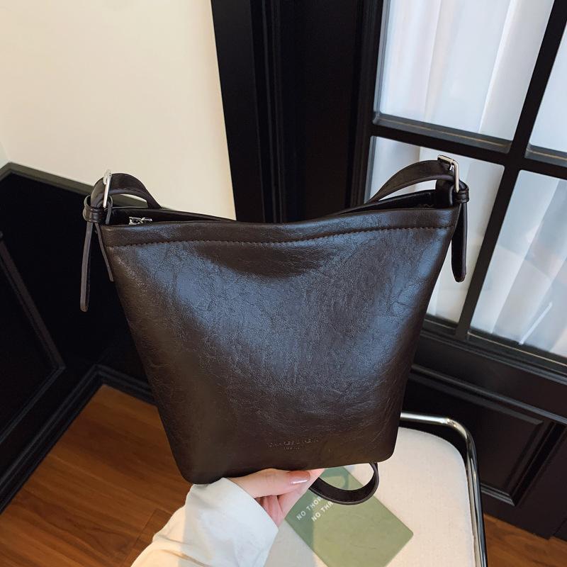 

Premium wax oily skin bucket bag women s autumn and winter 2025 new retro versatile shoulder bag fashion messenger bag