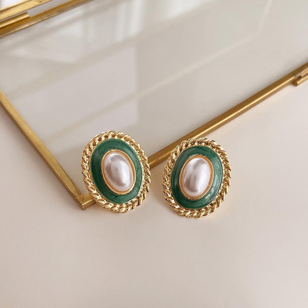 Boucles d'oreilles médiévales vintage à perles: Design rétro à l'huile coulée avec une touche haut de gamme et une personnalité unique