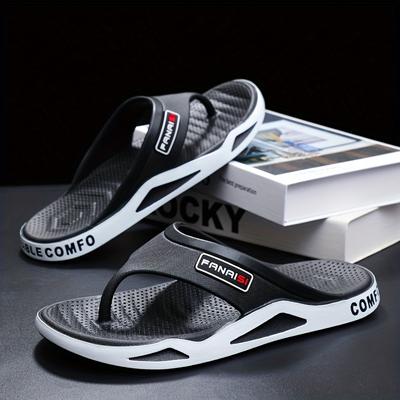Chanclas planas antideslizantes para hombre, ideales para usar en la playa al aire libre.