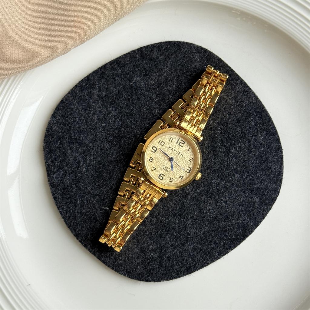 Wind Small Disc Simple Bracelet Watch Women'S Exquisite Retro Versatile High Value Digital Surface Fashion Quartz Watch