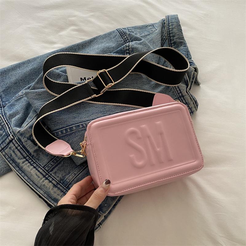 

Commuter small square bag 2025 spring personalized fashion new trend messenger shoulder bag casual high value wide shoulder strap розовый