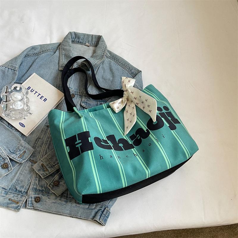 Женская холщовая сумка контрастного цвета в полоску с буквами — фото 12