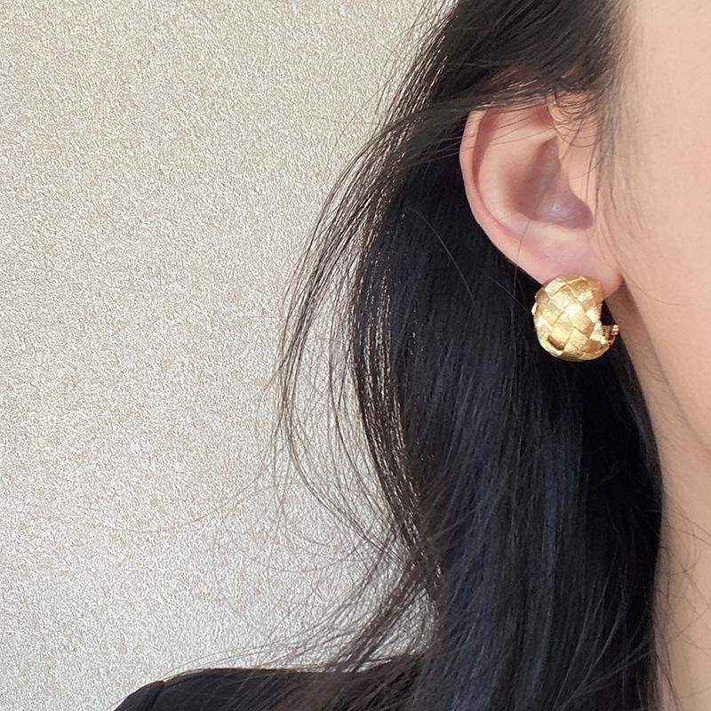 Cross-textured C-shaped stud earrings, cold wind, personalized fashion, commuting, versatile earrings, earrings for women