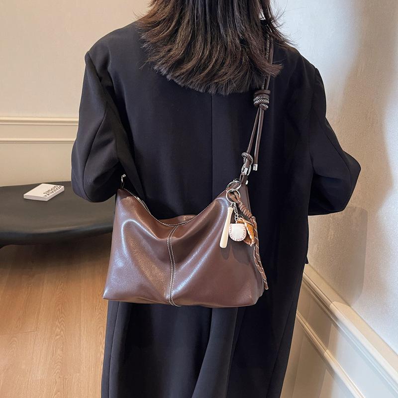 

Versatile messenger bucket bag 2025 new retro tote bag casual commuter large capacity shoulder bag 30*9*21 темно-коричневого кольору