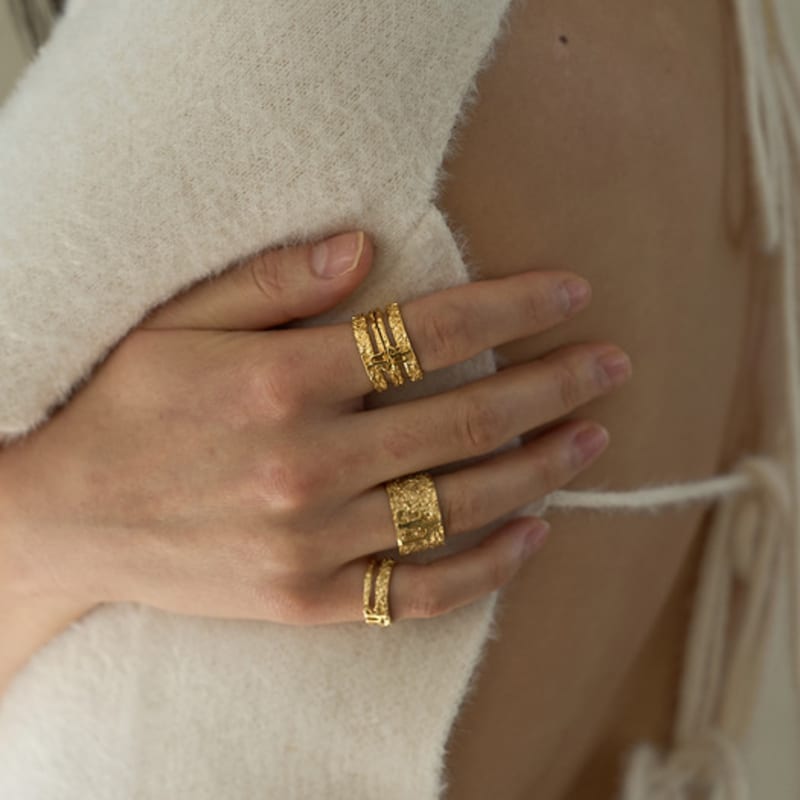 ahjeong AHJ Rough Texture Double Ring. Gold