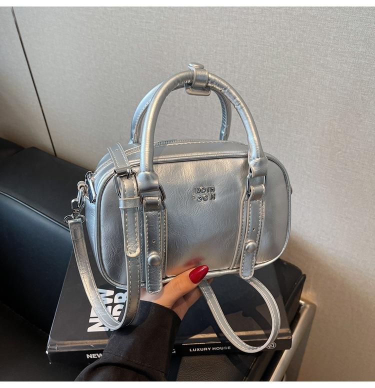 New product explosion Korean version niche fashionable oil wax leather portable Boston bag women's versatile commuter foreign style messenger bag