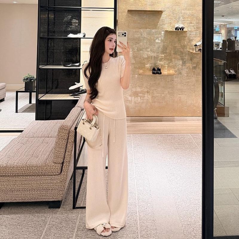 7809 Spring Minimalist Knit Two-Piece: Elegant & Versatile Casual Wear Set
