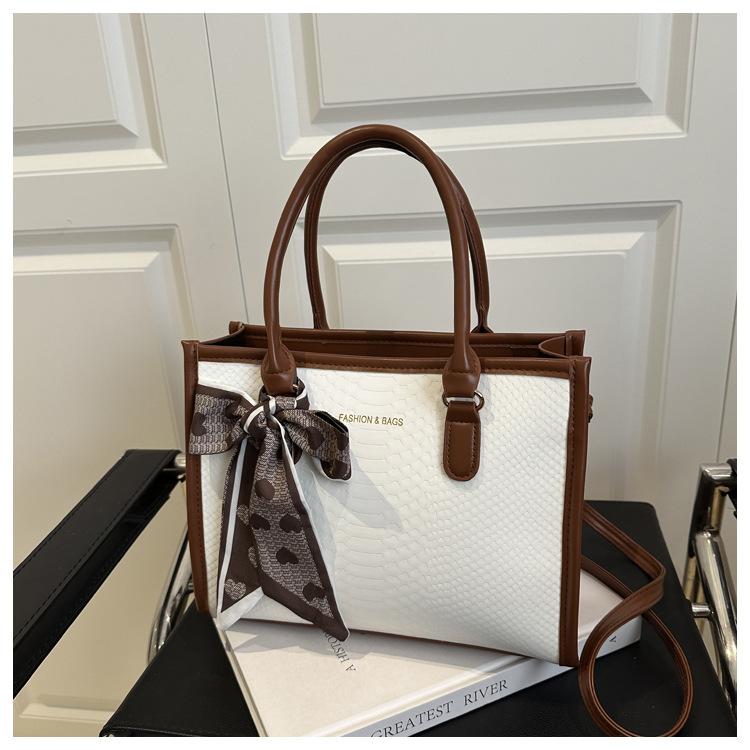 Fashionable Niche Handbags for Women's Autumn and Winter New Fashion Chain Shoulder Bag Feel Large Capacity Bag