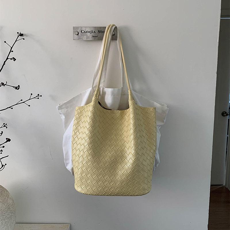 Niche woven pattern hand carrying bucket bag women's new large-capacity commuting shoulder underarm mother and child bag
